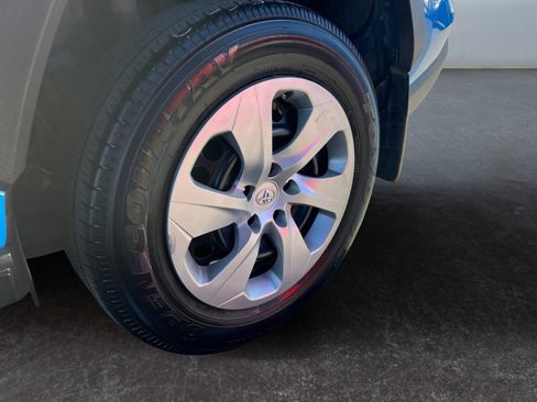 Used 2021 Toyota RAV4 LE image 15