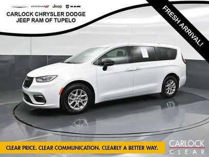 Used 2025 Chrysler Pacifica Select