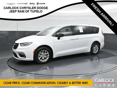 Used 2025 Chrysler Pacifica Select FWD image 1