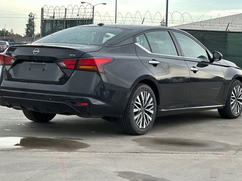 Used 2024 Nissan Altima 2.5 SV image 3