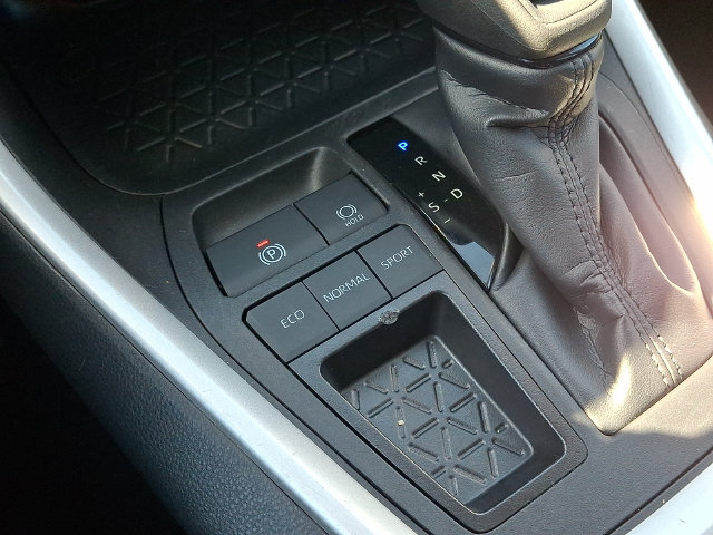 Used 2025 Toyota RAV4 XLE FWD image 24