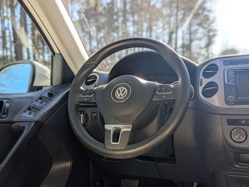 Used 2017 Volkswagen Tiguan S image 18