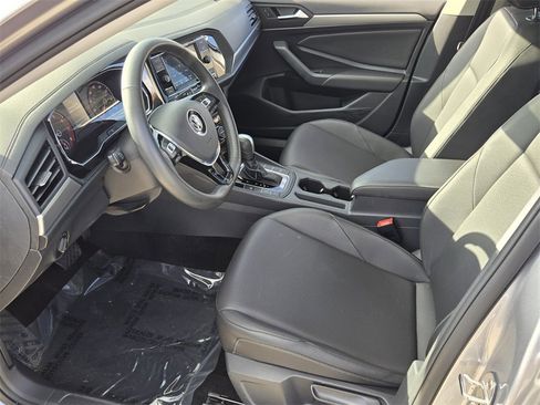 Used 2020 Volkswagen Jetta SE w/ SE Cold Weather Package image 10