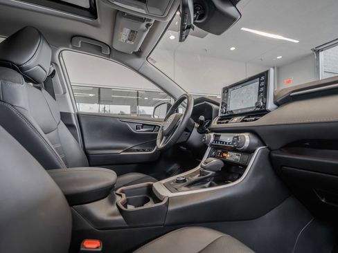 Used 2021 Toyota RAV4 Limited image 17