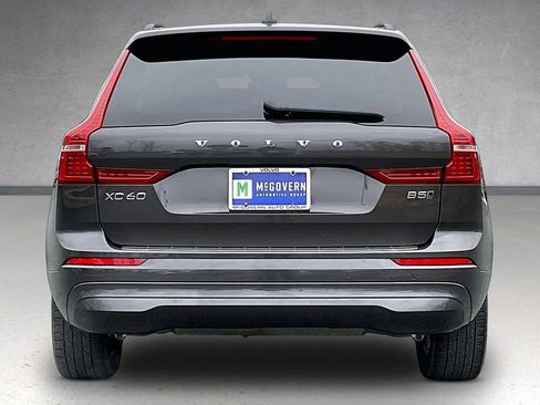 Used 2022 Volvo XC60 B5 Momentum w/ Climate Package image 5