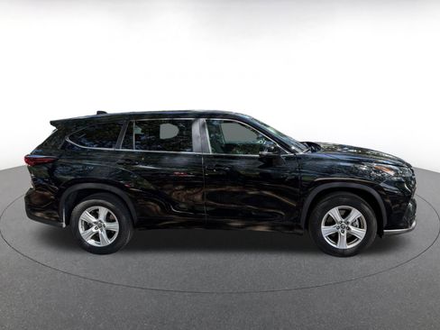 Used 2025 Toyota Highlander LE FWD image 8