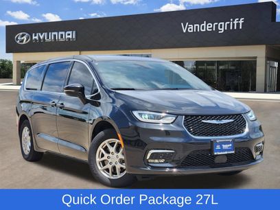 Used 2025 Chrysler Pacifica Select
