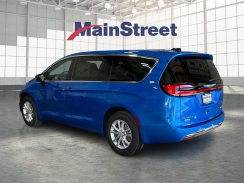 New 2026 Chrysler Pacifica Select image 3