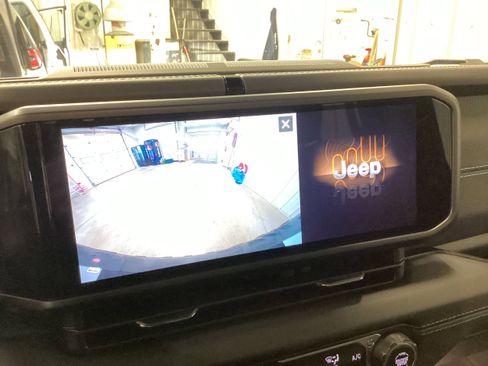 Used 2025 Jeep Wrangler Unlimited Rubicon 4xe w/ Convenience Group AWD/4WD image 23