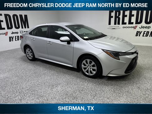 Used 2025 Toyota Corolla LE FWD image 3