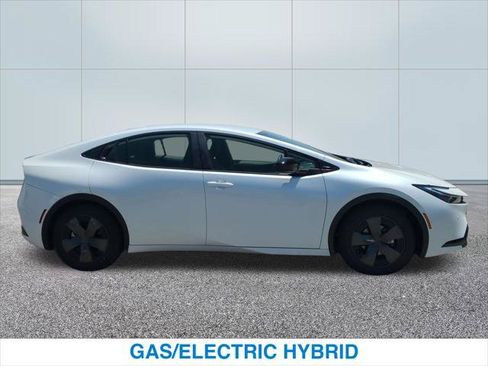 Used 2024 Toyota Prius LE FWD image 6