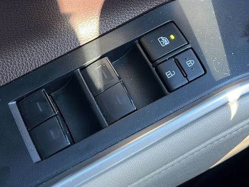 Used 2021 Toyota Highlander XLE AWD/4WD image 19