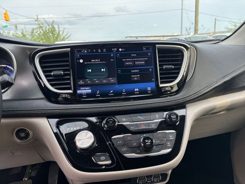 Used 2023 Chrysler Pacifica Touring-L image 18