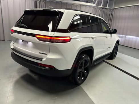 Used 2024 Jeep Grand Cherokee Limited w/ Luxury Tech Group II AWD/4WD image 7