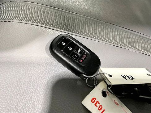 Used 2024 Honda Pilot Touring image 11