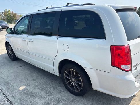 Used 2017 Dodge Grand Caravan SXT FWD image 3