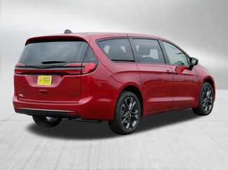 New 2026 Chrysler Pacifica Select video 2