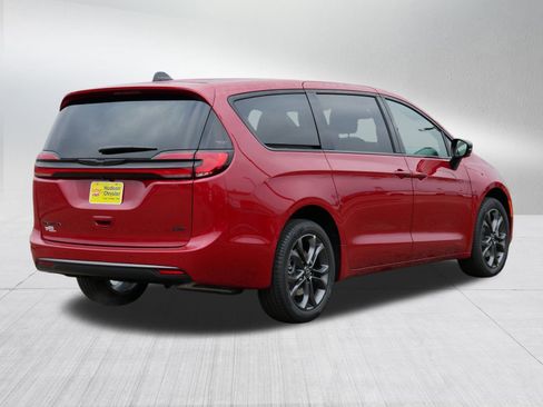 New 2026 Chrysler Pacifica Select image 2