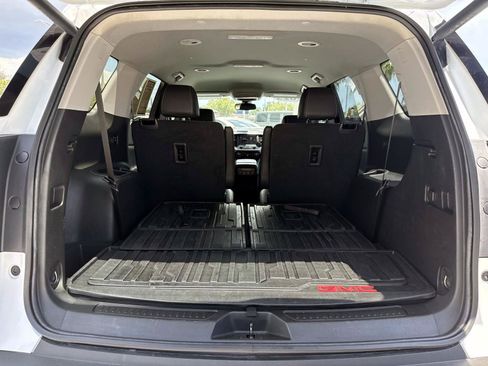 Used 2023 GMC Acadia SLT w/ Preferred Package FWD image 10