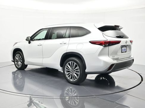 Used 2022 Toyota Highlander Platinum FWD image 7