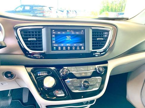 Used 2019 Chrysler Pacifica Touring Plus image 16