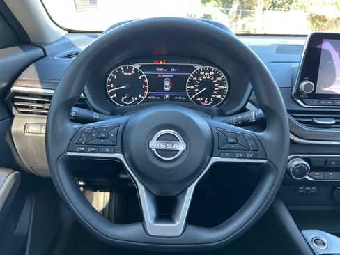 Used 2024 Nissan Altima 2.5 SV FWD image 18