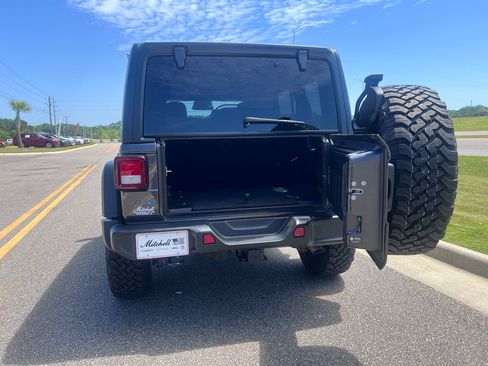 Used 2025 Jeep Wrangler Willys image 10