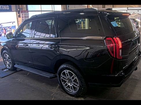 Used 2025 Ford Expedition Active image 2