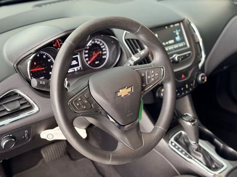 Used 2018 Chevrolet Cruze LT image 6