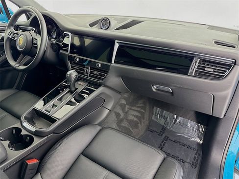 Used 2023 Porsche Macan Turbo image 33