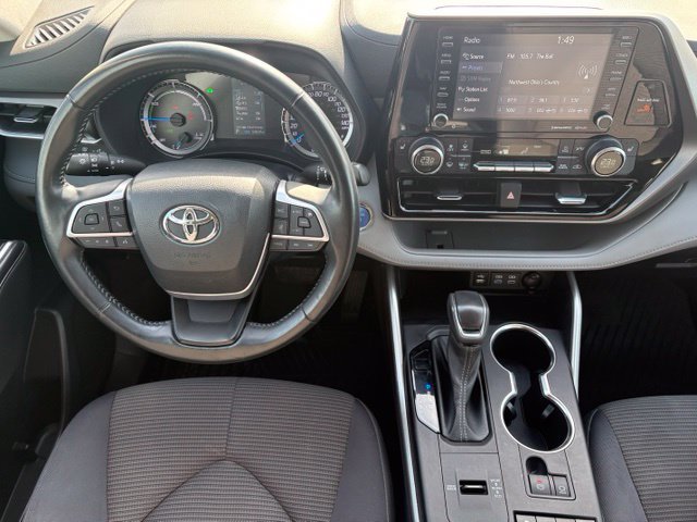 Used 2022 Toyota Highlander LE AWD/4WD image 3