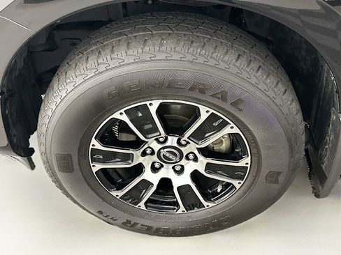 Used 2024 Nissan Titan SV w/ SV Convenience Package image 11