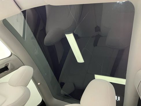 Used 2022 Tesla Model Y Long Range image 8