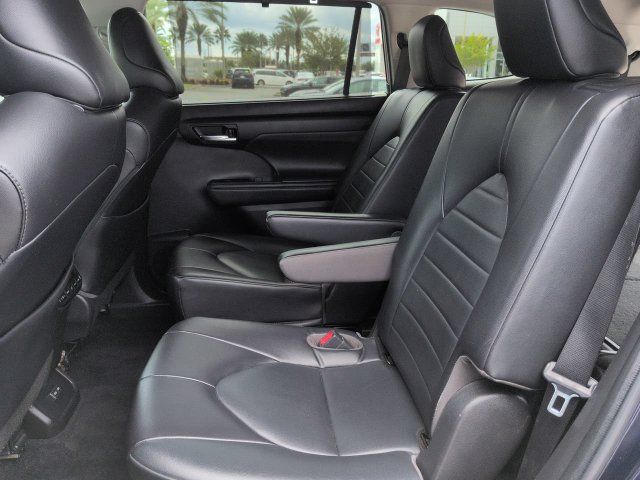 Used 2022 Toyota Highlander XLE FWD image 14