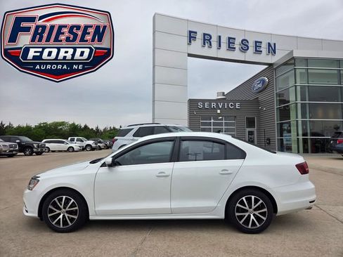 Used 2017 Volkswagen Jetta SE FWD image 4