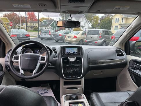 Used 2016 Chrysler Town & Country Touring w/ Driver Convenience Group image 16