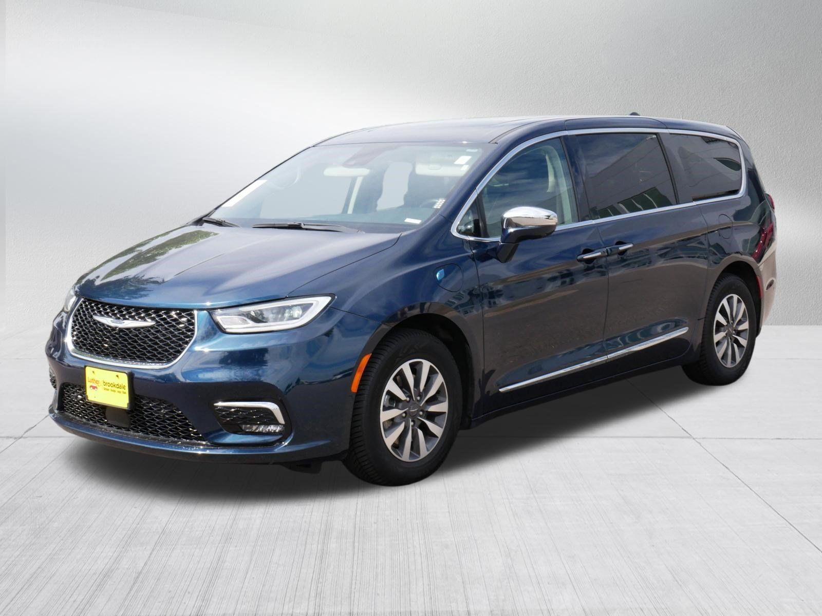 Used 2022 Chrysler Pacifica Limited w/ Uconnect Theater Family Group FWD image 3