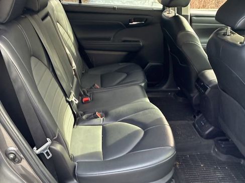 Used 2022 Toyota Highlander XLE image 11
