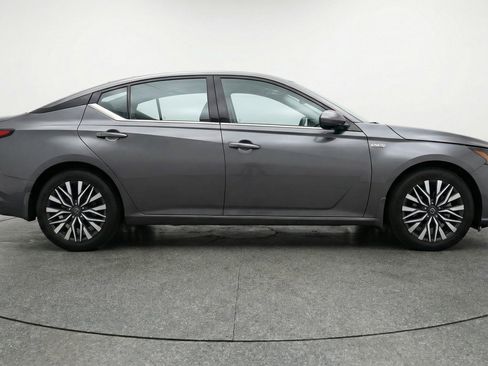 Used 2025 Nissan Altima 2.5 SV image 11