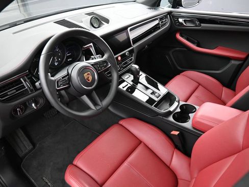 Certified 2026 Porsche Macan AWD/4WD image 4