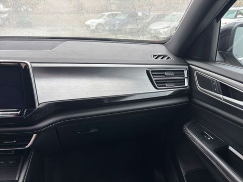 Used 2025 Volkswagen Atlas Cross Sport SE image 35