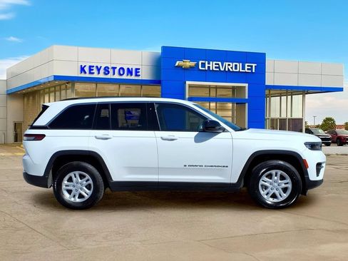 Used 2024 Jeep Grand Cherokee Laredo RWD image 8