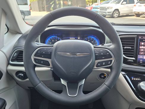 Used 2023 Chrysler Pacifica Touring-L FWD image 15