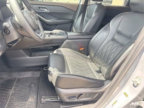 Used 2021 Nissan Rogue Platinum image 17