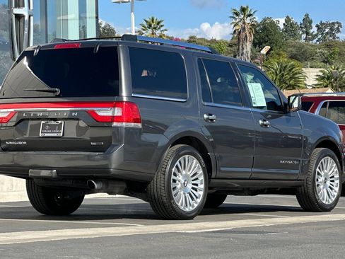 Used 2016 Lincoln Navigator Select image 3