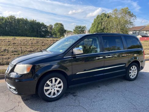 Used 2012 Chrysler Town & Country Touring-L w/ Entertainment Group #2 image 3