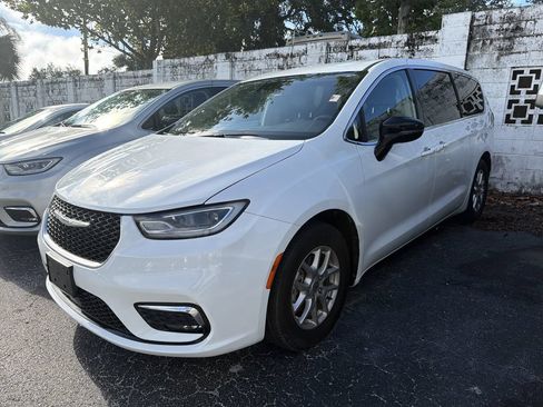 Used 2024 Chrysler Pacifica Touring-L FWD image 6