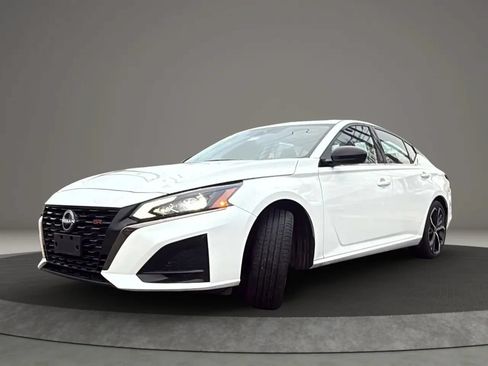 Used 2024 Nissan Altima 2.5 SR FWD image 3
