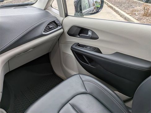 Used 2024 Chrysler Pacifica Select image 21