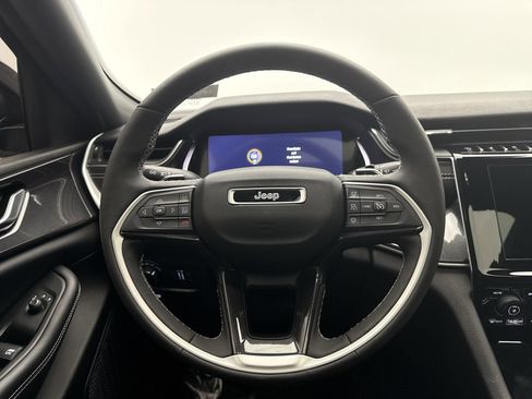 Used 2023 Jeep Grand Cherokee Altitude image 12